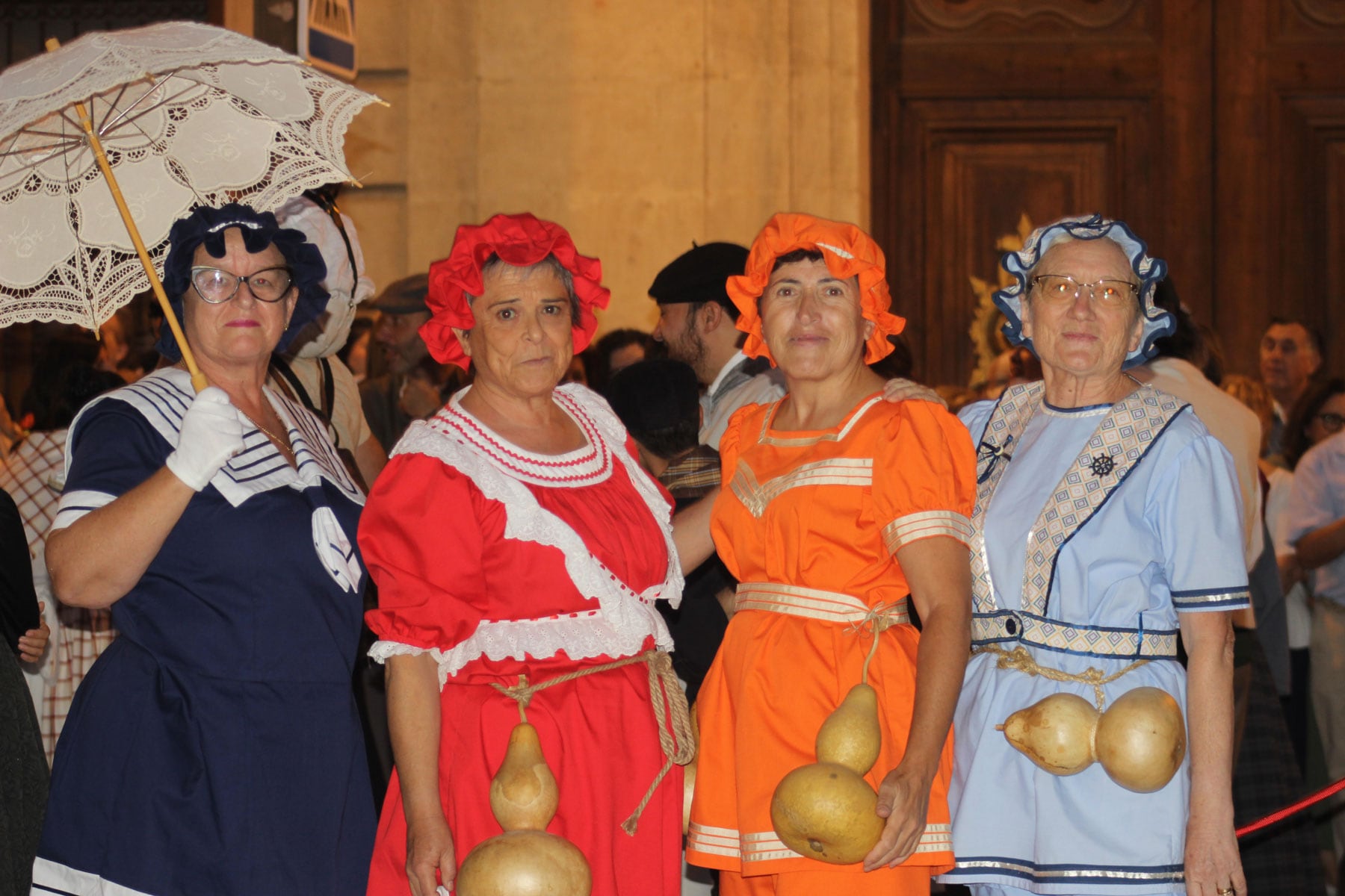 Un grupo de bañistas de la época a la espera de participar en el pasacalle