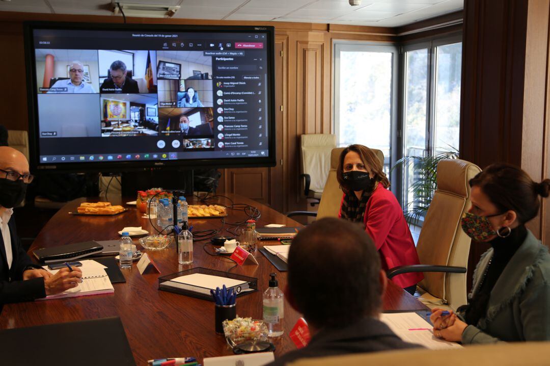 Els cònsols de Sant Julià i Escaldes exercint d'amfitrions de la reunió telemàtica mantinguda avui entre els mandataris comunals.