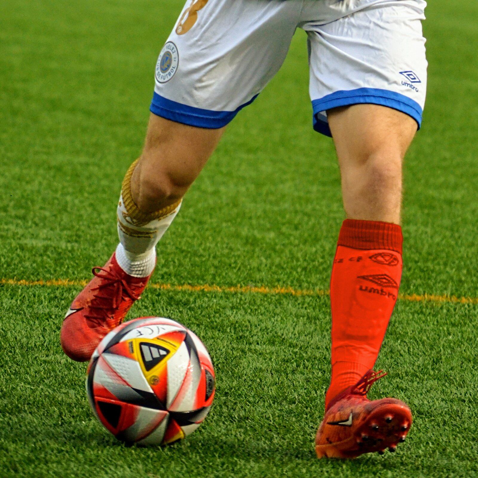Un jugador del Vélez conduce el balón