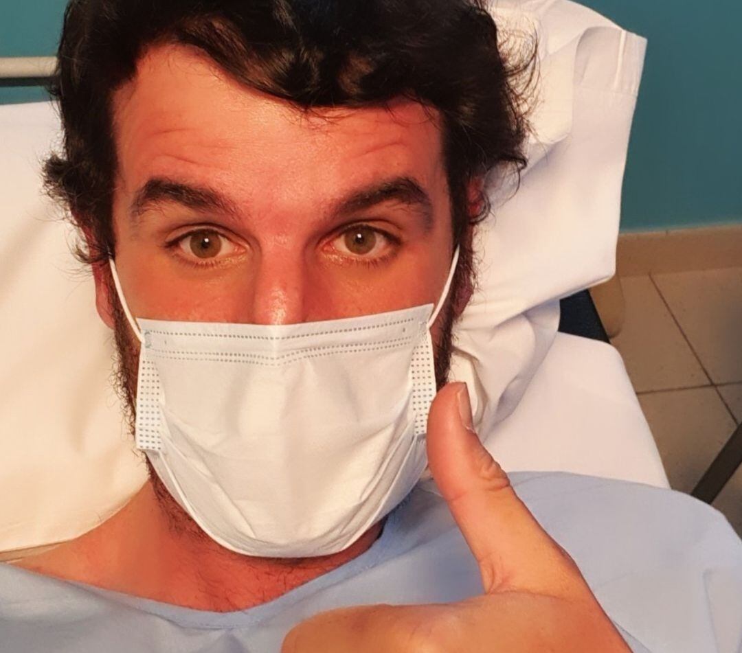 Asier de la Iglesia, en la imagen que el jugador ha difundido en redes sociales para anunciar que ha sido hospitalizado por coronavirus.