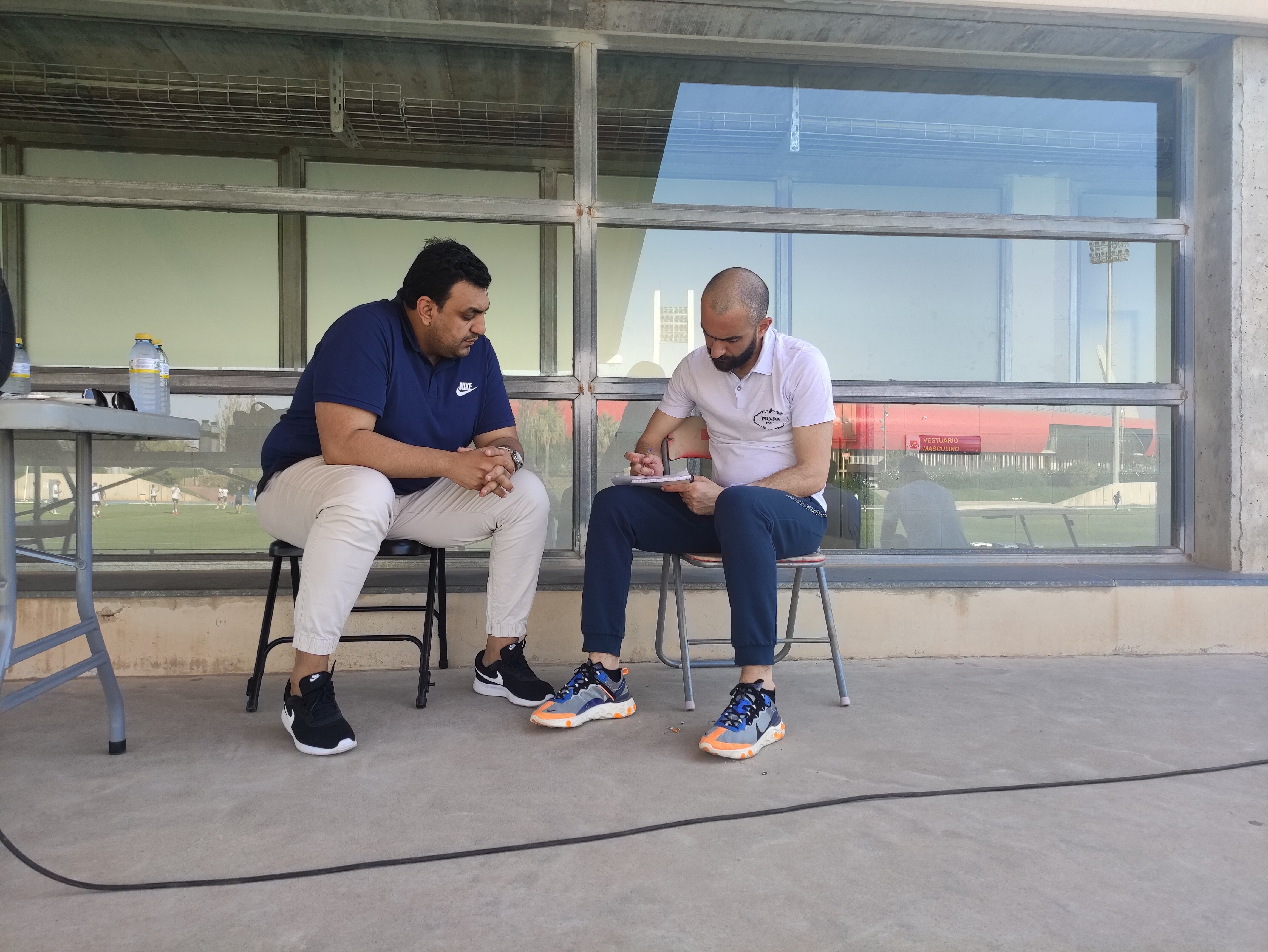 Mohamed El Assy busca soluciones antes de caer en la primera crisis.