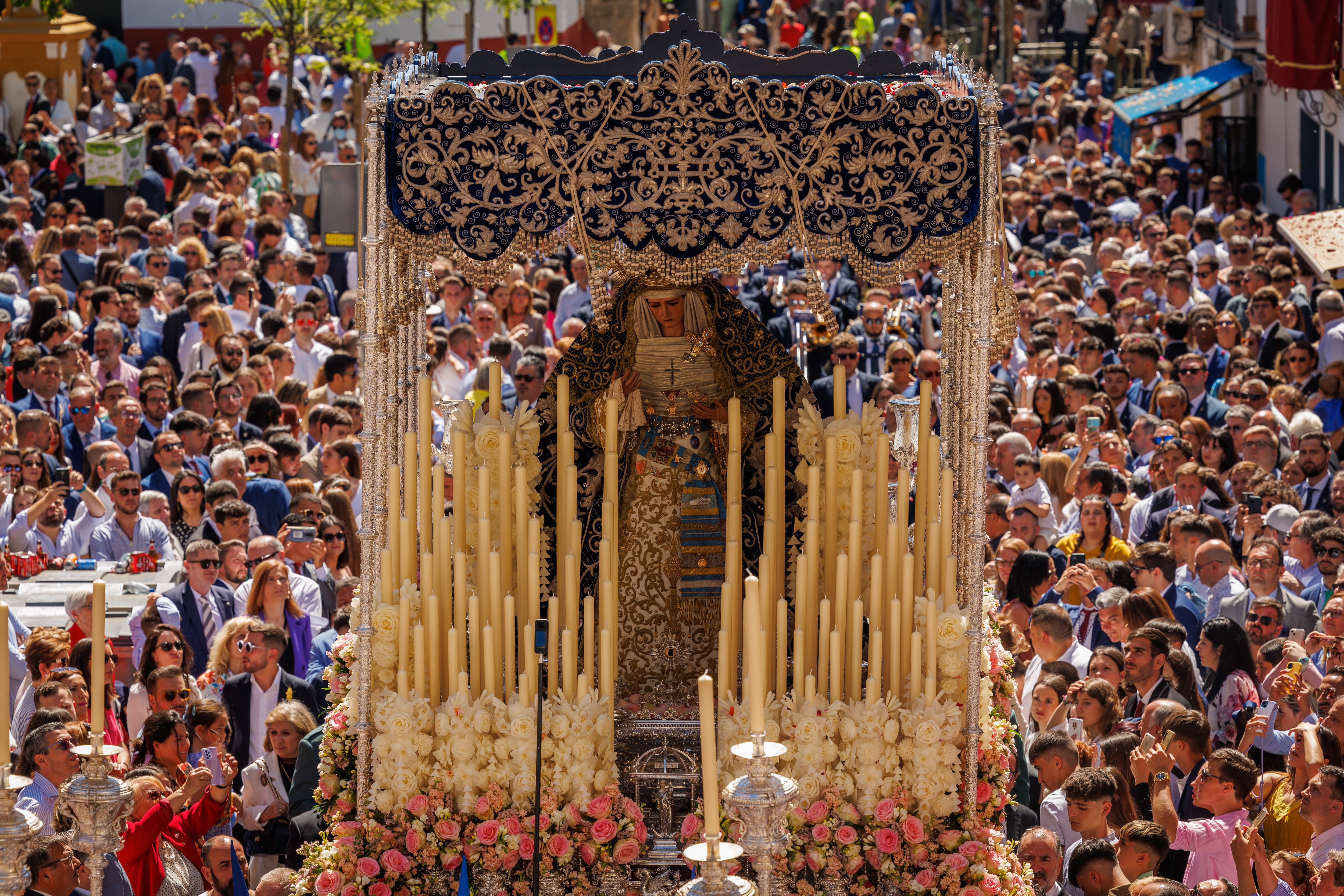 Paso de palio de la Virgen Nuestra Señora de la Hiniesta de la Hermandad del mismo nombre, entre la multitud tras salir la Iglesia de San Julián de Sevilla EFE/ Julio Muñoz