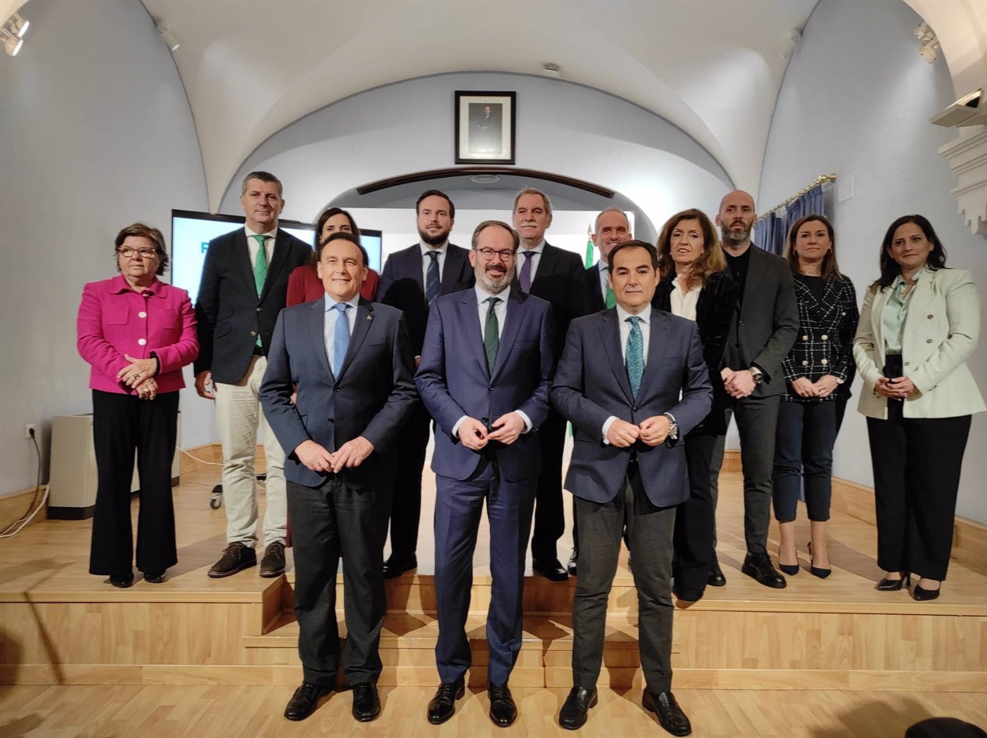 Molina (centro), entre Villamandos y Nieto, con los delegados territoriales de la Junta en Córdoba.