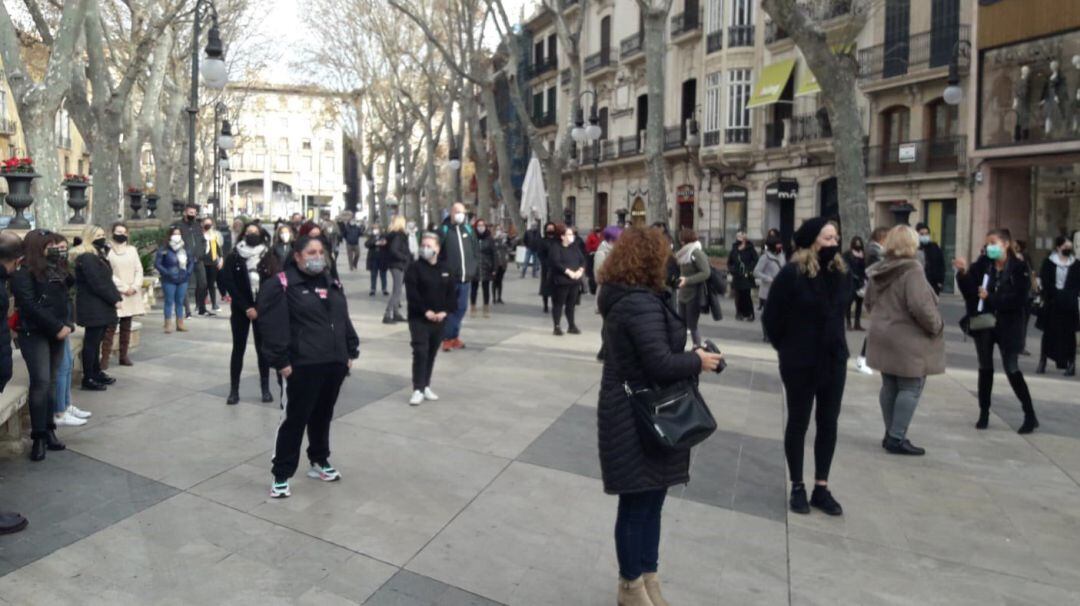 Empresarios y trabajadores de la peluquería y la estética, concentrados en Palma.