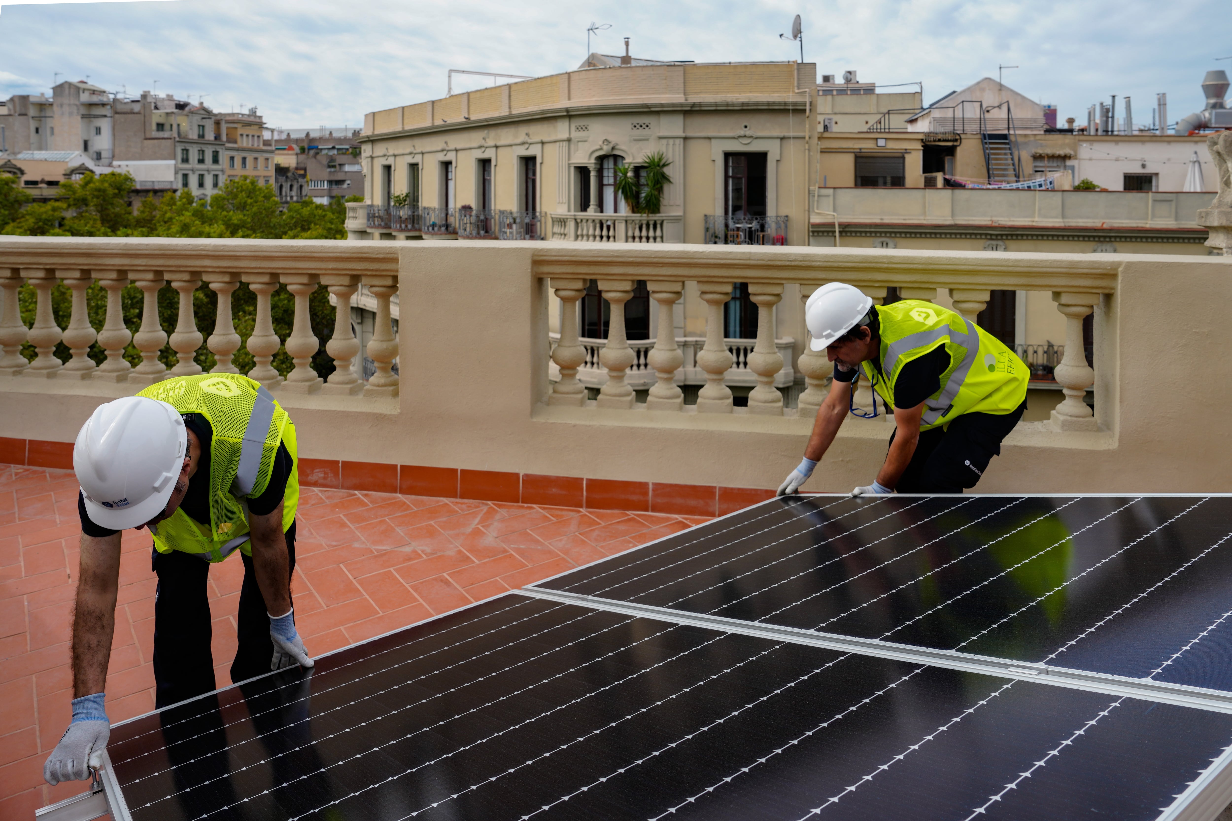 GRAFCAT1457. BARCELONA (ESPAÑA), 28/09/2022.- Las últimas placas solares del primer edificio de la comunidad energética de propietarios pionera de España se han instalado este miércoles en el inmueble situado en la Gran Via de les Corts Catalanes, 469 de Barcelona, lo que permitirá a sus propietarios un ahorro del 48% de energía.EFE/Enric Fontcuberta
