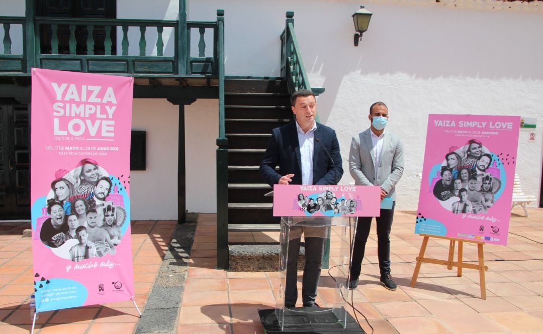 El alcalde de Yaiza, Óscar Noda, presentando el festival junto al concejal de Cultura y Juventud, Daniel Medina.