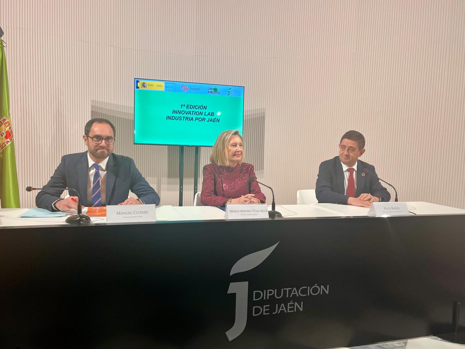 Mesa de autoridades en la inauguración, de izquierda a derecha, Francisco Reyes, Amparo Valcarce y Manuel Cutrin