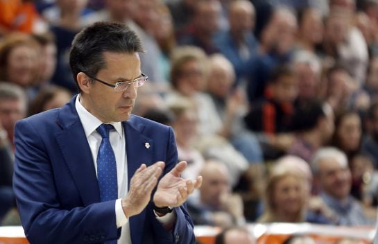 GRA141. VALENCIA, 22/11/2015.- El entrenador del Valencia Basket, Pedro Martínez, durante el partido de la séptima jornada de la Liga Endesa que disputan contra el RETAbet.es Gipuzkoa Basket Club en el pabellón Fuente San Luis. EFE/Kai Försterling