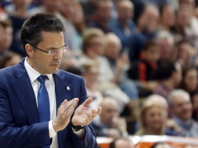 GRA141. VALENCIA, 22/11/2015.- El entrenador del Valencia Basket, Pedro Martínez, durante el partido de la séptima jornada de la Liga Endesa que disputan contra el RETAbet.es Gipuzkoa Basket Club en el pabellón Fuente San Luis. EFE/Kai Försterling