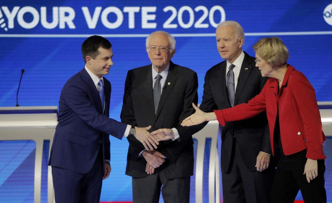  Pete Buttigieg, Bernie Sanders, Joe Biden y Elizabeth Warren este viernes antes de comenzar el debate en el Saint Anselm College en Manchester, New Hampshire.