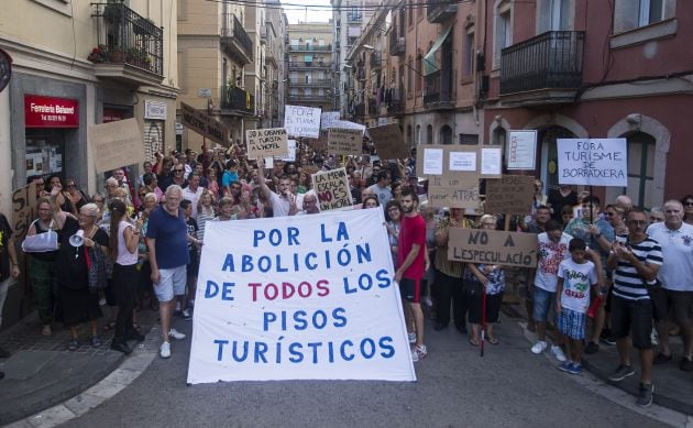 Protesta de los vecinos de la Barceloneta contra los pisos turísticos