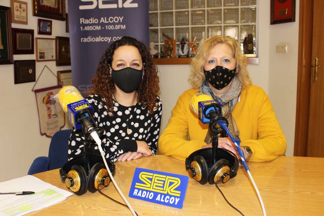 Pilar Martínez y Magdalena Alvárez, en los estudios de Radio Alcoy