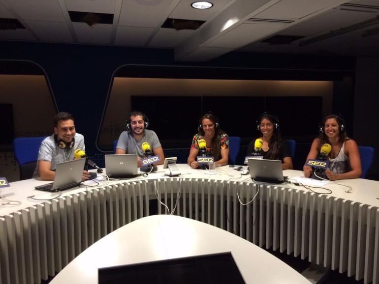 Jennifer Pareja, Mati Ortiz y Laura Ester, junto a Ángel Rubiano, Aitor Gómez, en el estudio central de la Cadena SER