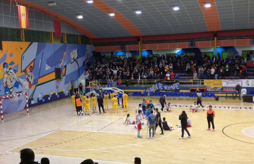 Los jugadores del At.Benavente dedican el triunfo a su afición