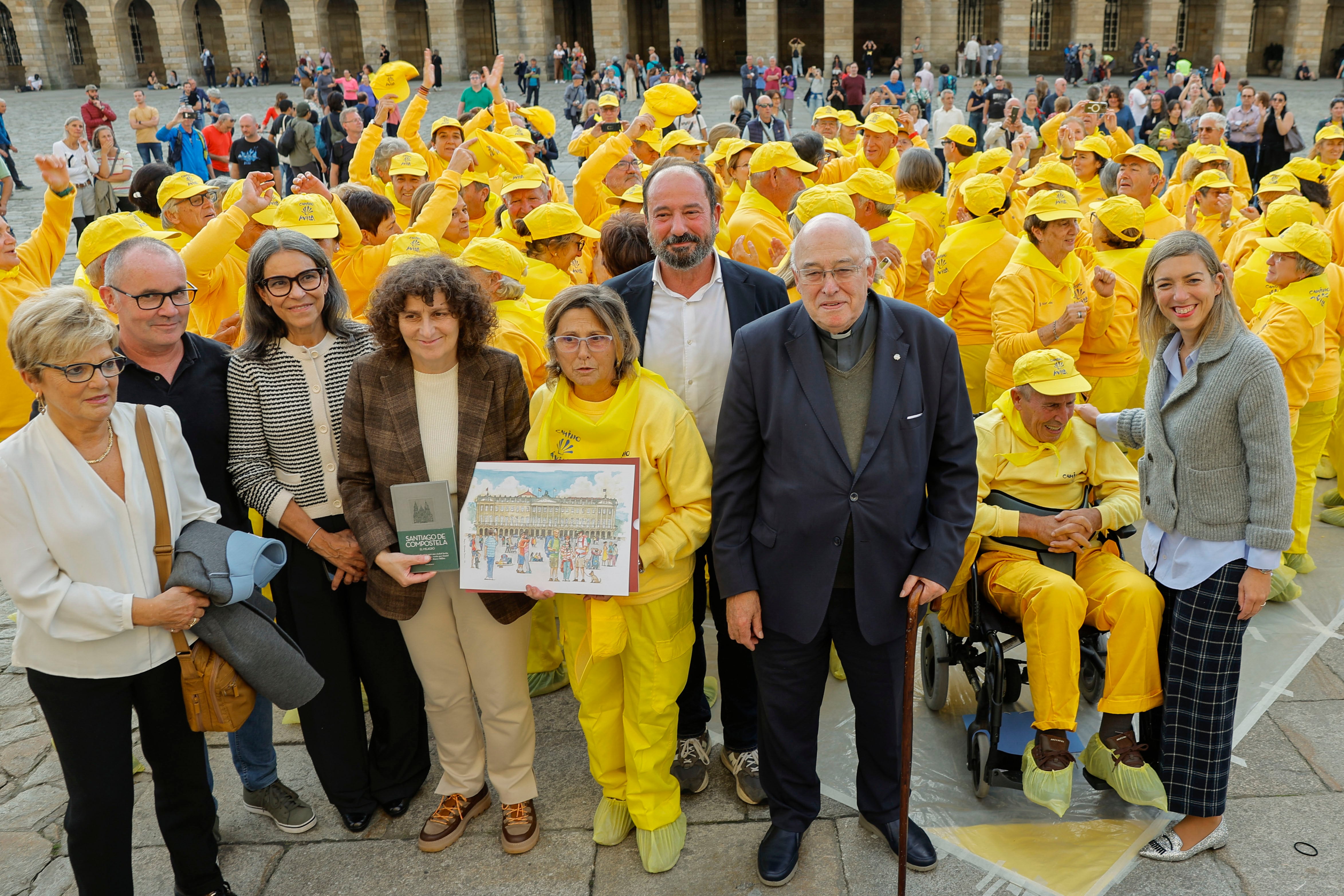 El director de turismo de Galicia Xosé Merelles (c), posa con autoridades y los integrantes de la asociación de Amigos del Camino en Ávila, tras formar una &quot;flecha amarilla humana&quot;, en conmemoración del fallecimiento de Elías Valiña, el creador del símbolo de la flecha amarilla para señalizar el Camino, hoy lunes en Santiago de Compostela. 