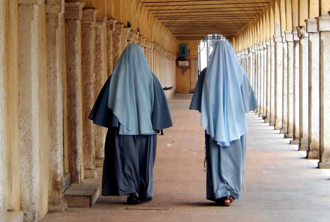 Monjas de espaldas (imagen de archivo)