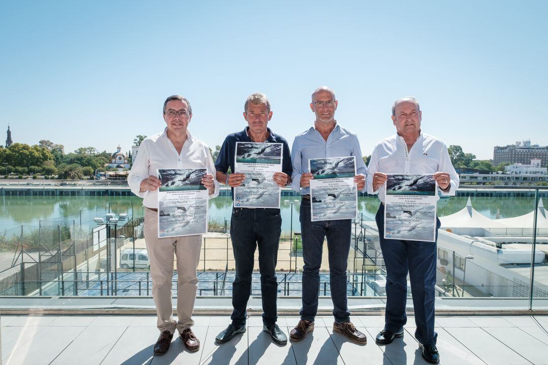 De izquierda a derecha, Práxedes Sánchez, presidente del Círculo Mercantil, los nadadores Rafa Alcázar y Manu García; y Antonio Monroy, presidente de la Asocoación Sevillana de Lucha contra el Alzhéimer