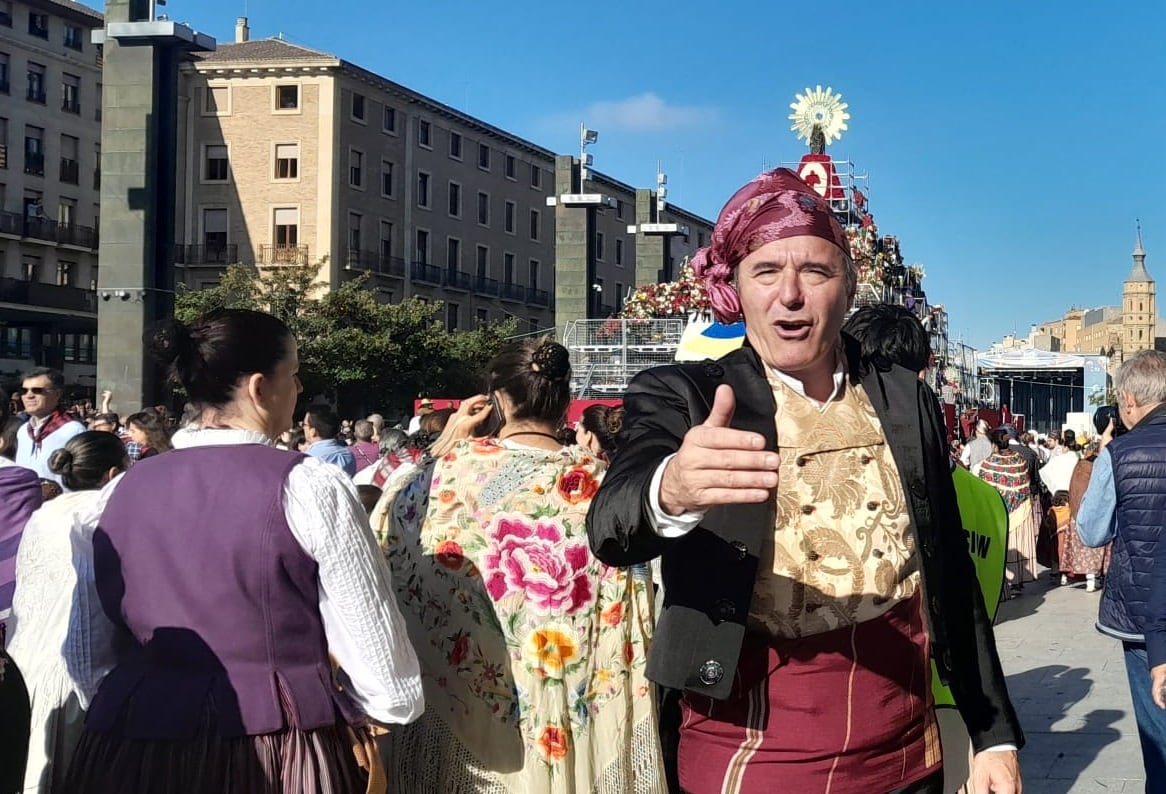 El alcalde de Zaragoza no falta a su cita con la ofrenda y ataviado con un traje regional