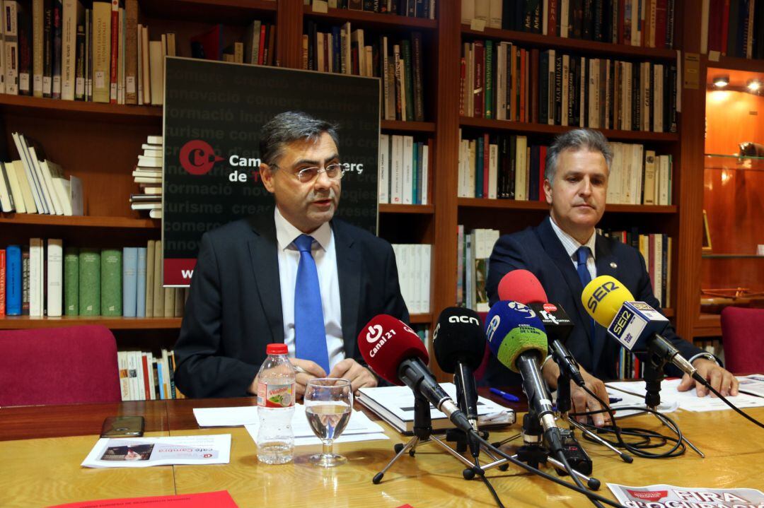 Pla mitjà del president de la Cambra de Comerç de Tortosa, José Maria Chavarria, i el gerent Francesc Miguell.