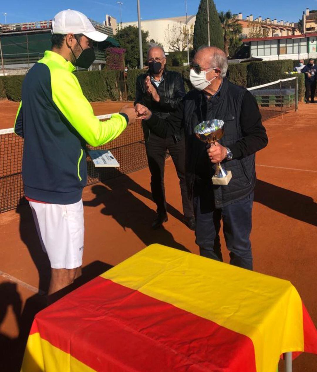 Aguado entregando un trofeo del torneo que lleva su nombre