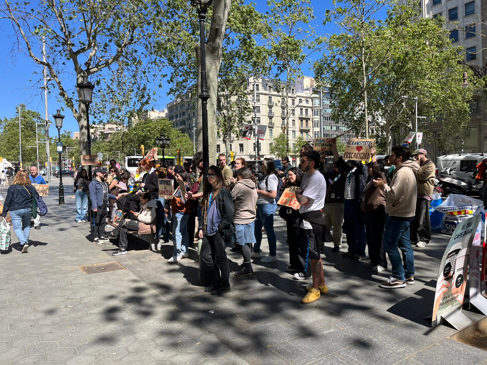 Una vintena de treballadors de TransPerfect davant de la seu de la companyia a Barcelona manifestant-se.