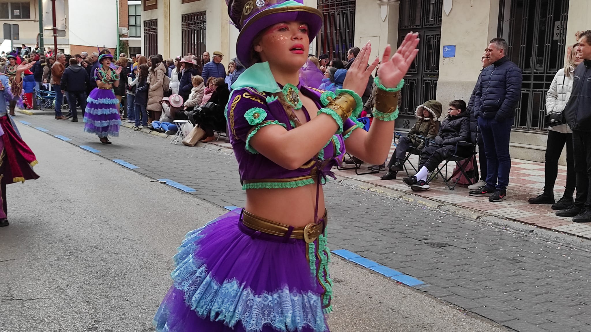 Momento del desfile de domingo de piñata