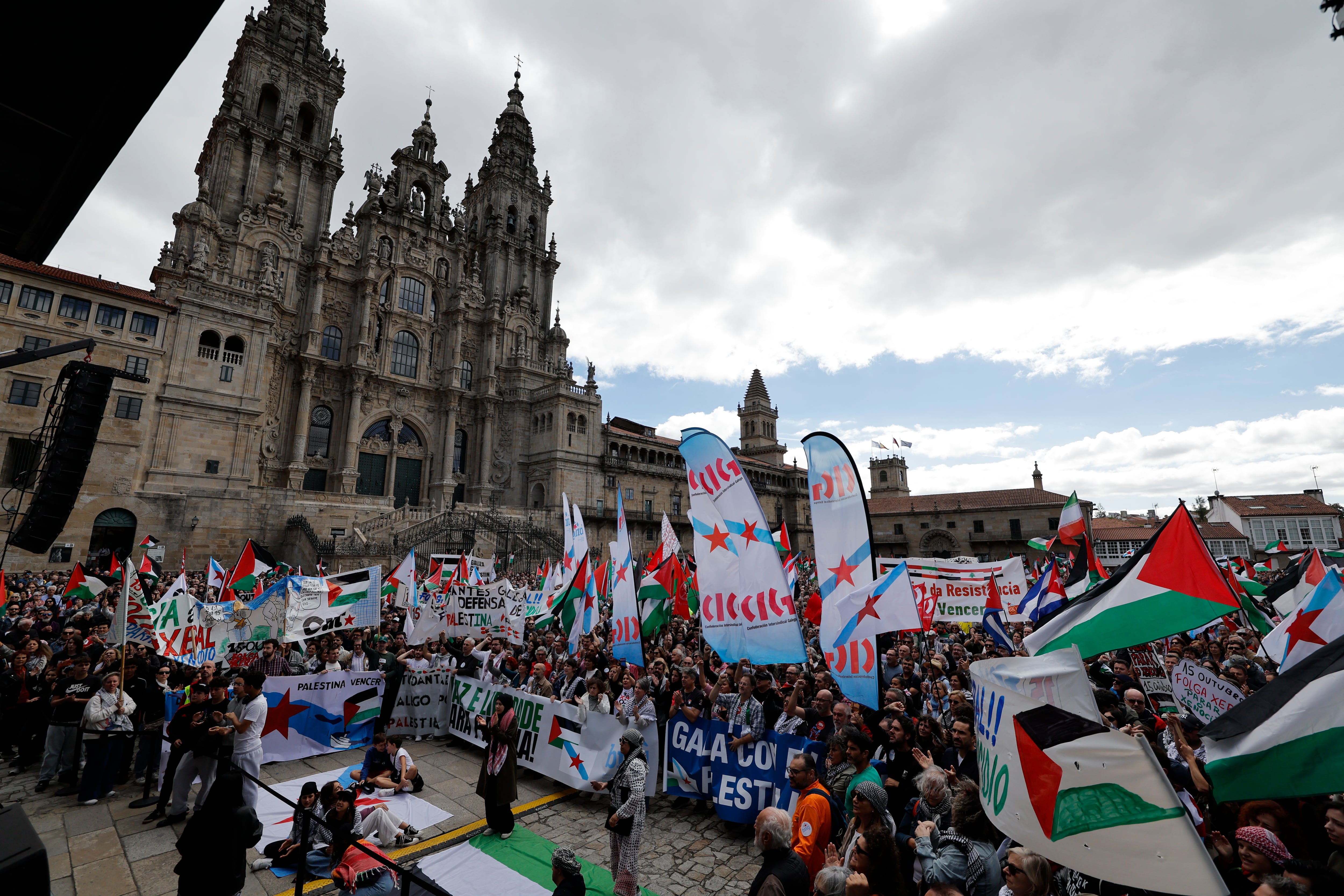 Manifestación unitaria convocada por la Coordinadora Galega de Solidariedade con Palestina para condenar el genocidio y la ocupación en este territorio por parte del Estado de Israel, este domingo en Santiago de Compostela.