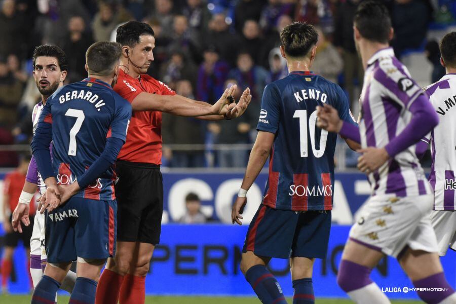 Ais Reig en una acción del partido entre la SD Huesca y el Real Valladolid