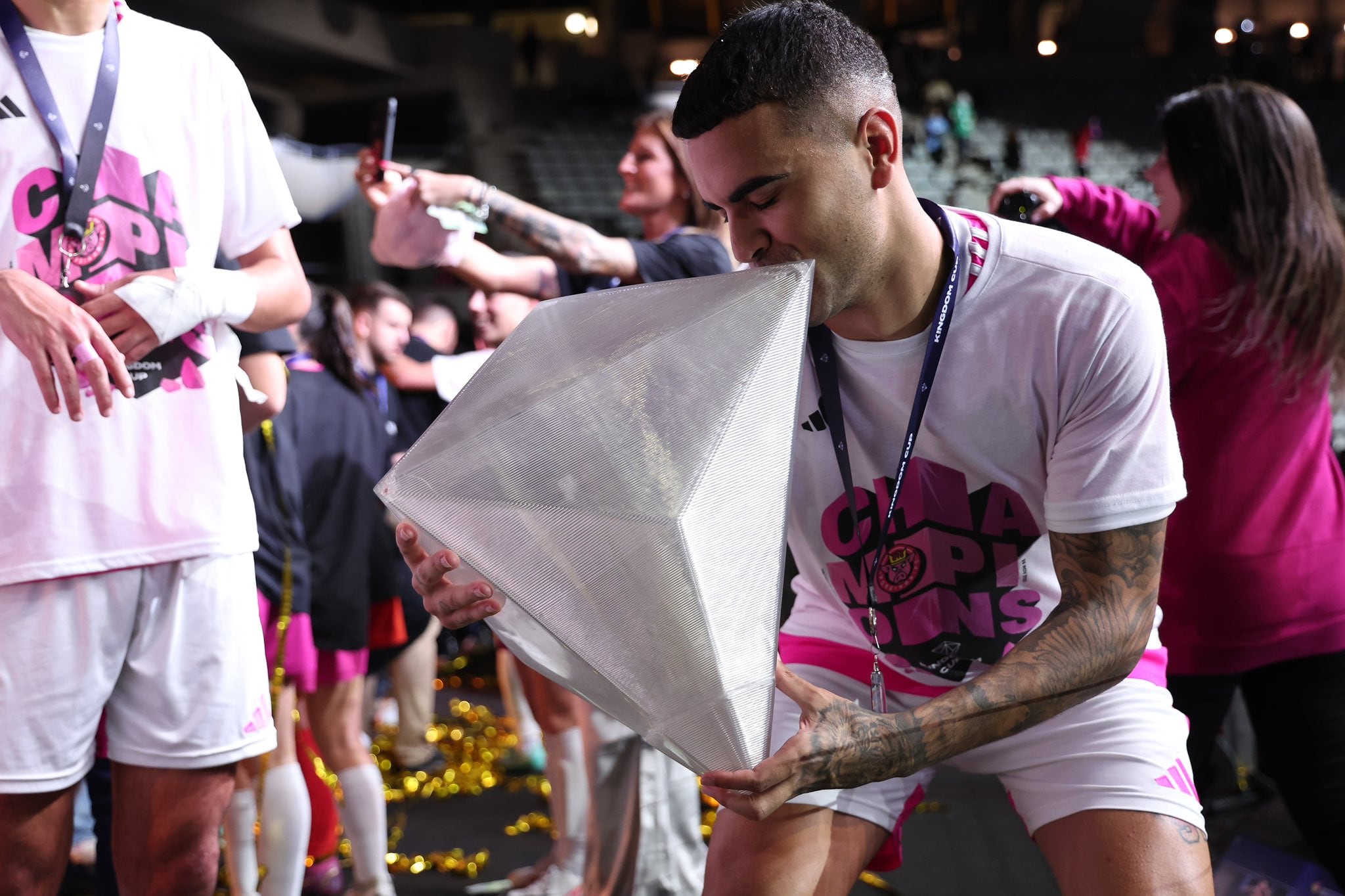 Nico Santos junto a la copa de la Kingdom Cup con Porcinos F.C.