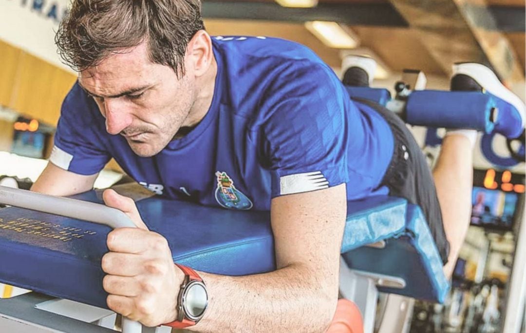 Iker Casillas ha publicado en sus redes una foto entrenando en el gimnasio.