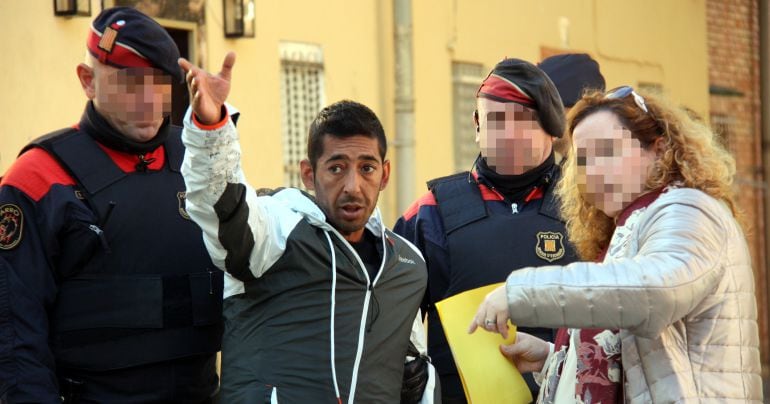 L'acusat en pla mig, assenyala cap a on va anar, durant la reconstrucció del crim de la Mariola, a Lleida, el 22 d'octubre de 2015.