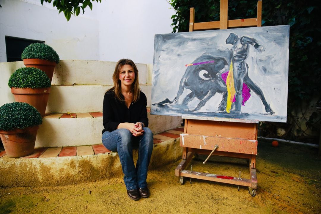 Inés Loring junto a una de sus pinturas taurinas