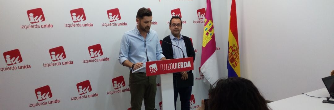 Crespo (d) y Mario García en rueda de prensa