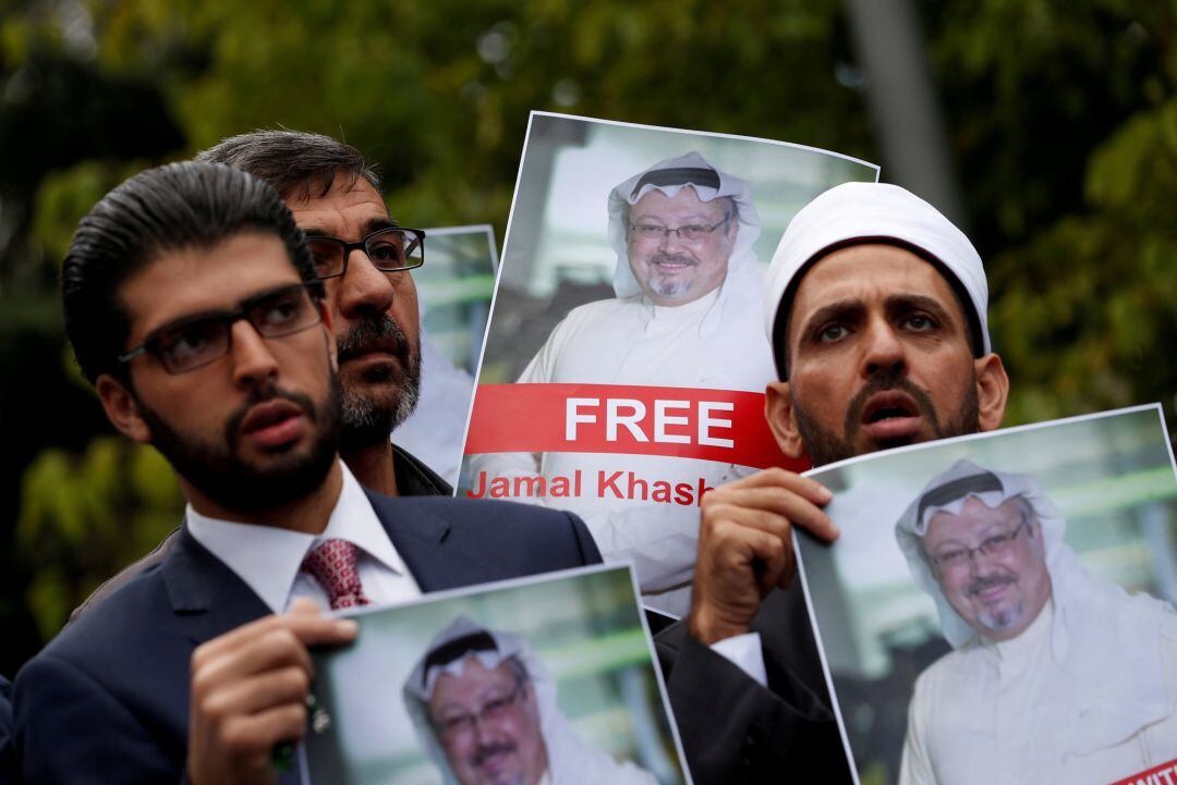 Activistas a favor de los derechos humanos y amigos del periodista saudí Jamal Khashoggi muestran sus carteles durante las protestas a las afueras del consulado de Arabía Saudí en Estambul, Turquía. 