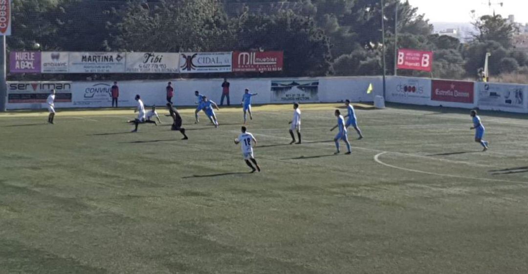 Imagen de un partido de fútbol modesto