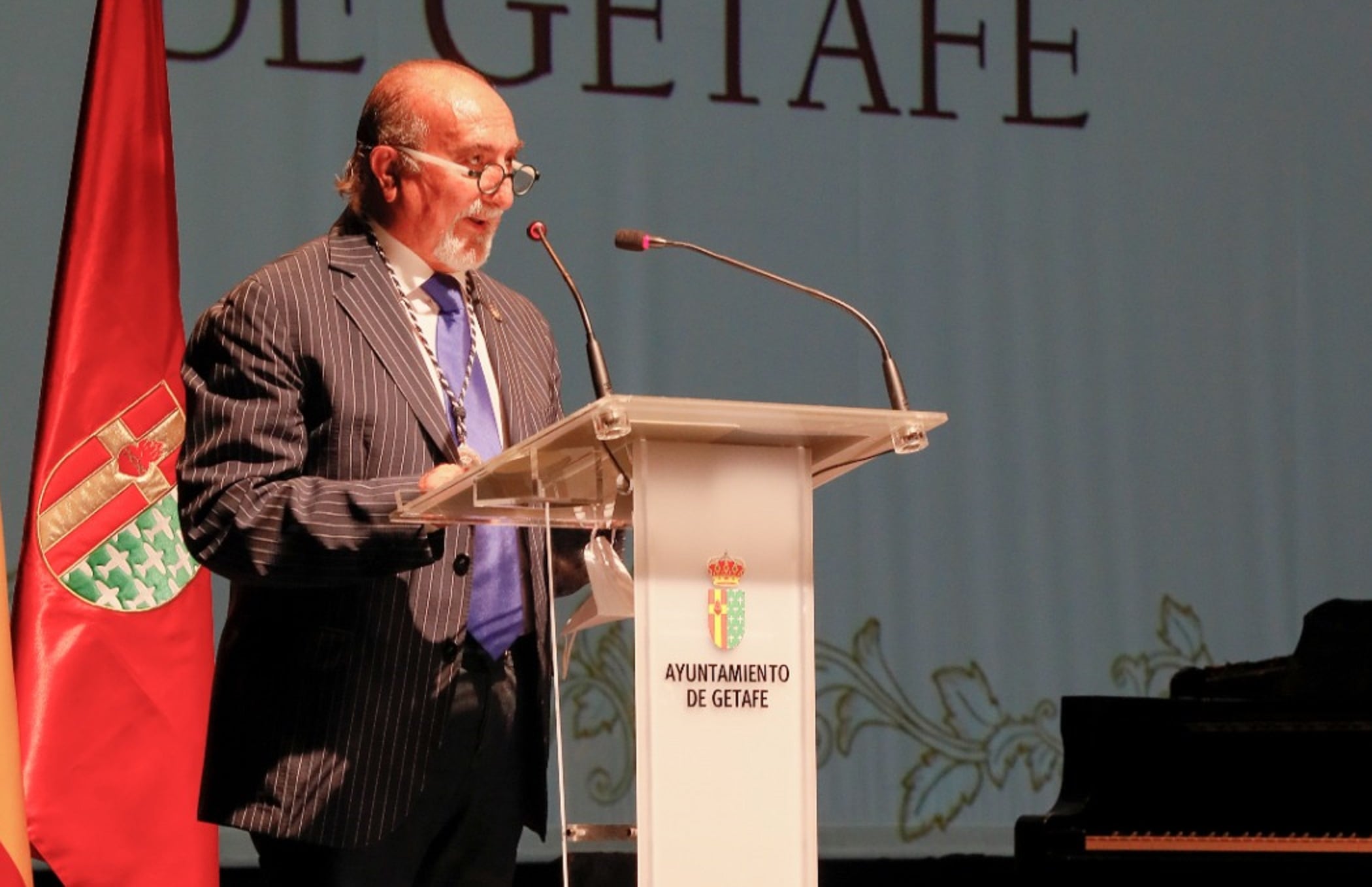 El periodista Ángel del Río durante el acto de entrega de medallas a sanitarios por su trabajo en pandemia, organizado por el Ayuntamiento de Getafe.