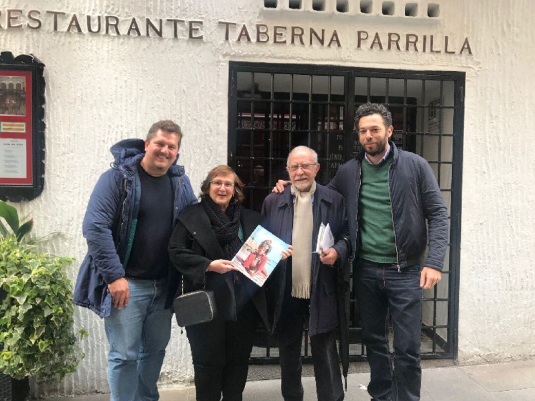 El autor del cuento premiado con los representantes del concurso