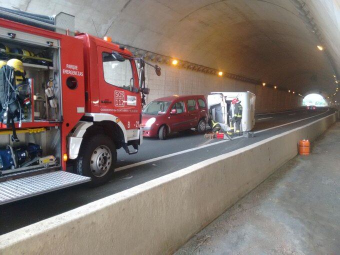 Bomberos del 112 Cantabria asistiendo en un accidente en el túnel de Caviedes.Gobierno Cantabria