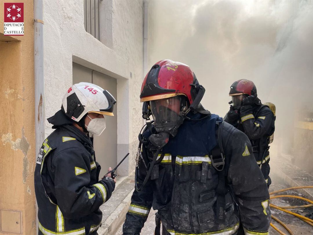 Un siniestro en el que también ha resultado herida una mujer de 86 años por inhalación de humo y en el que un bombero de 47 años ha sufrido un síncope 
 