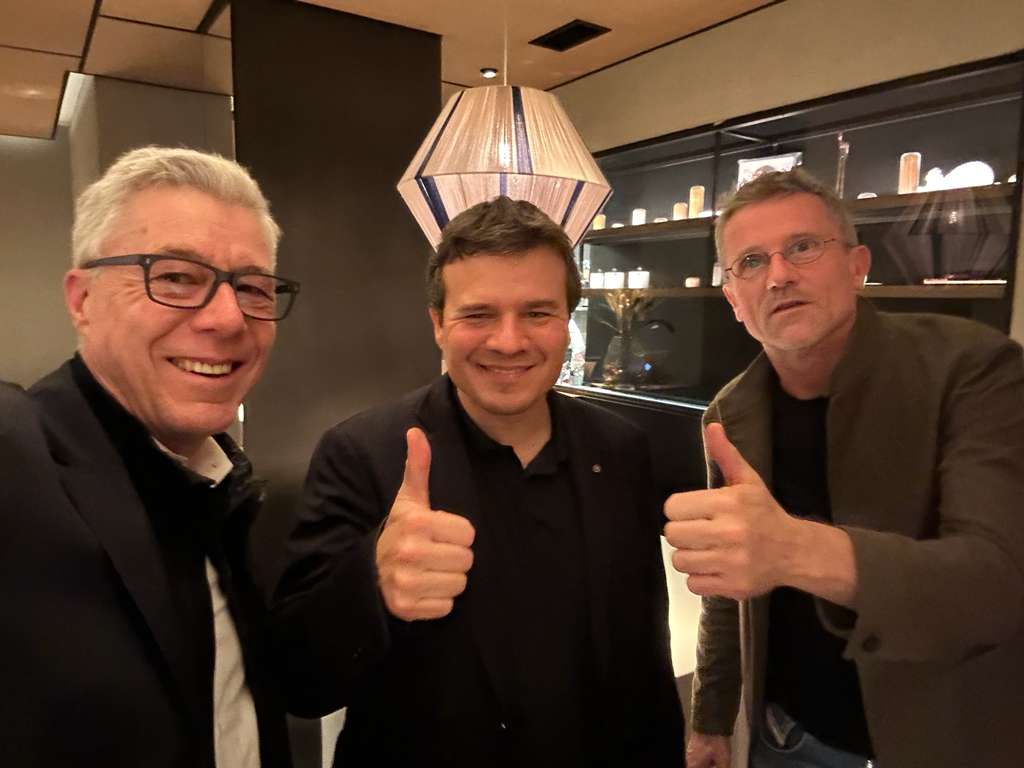 Marco con  Pablo Jarillo (candidato a Nobel de Física), y Carlo Ratti (curador de la Bienal de arquitectura de Venecia del 2025)