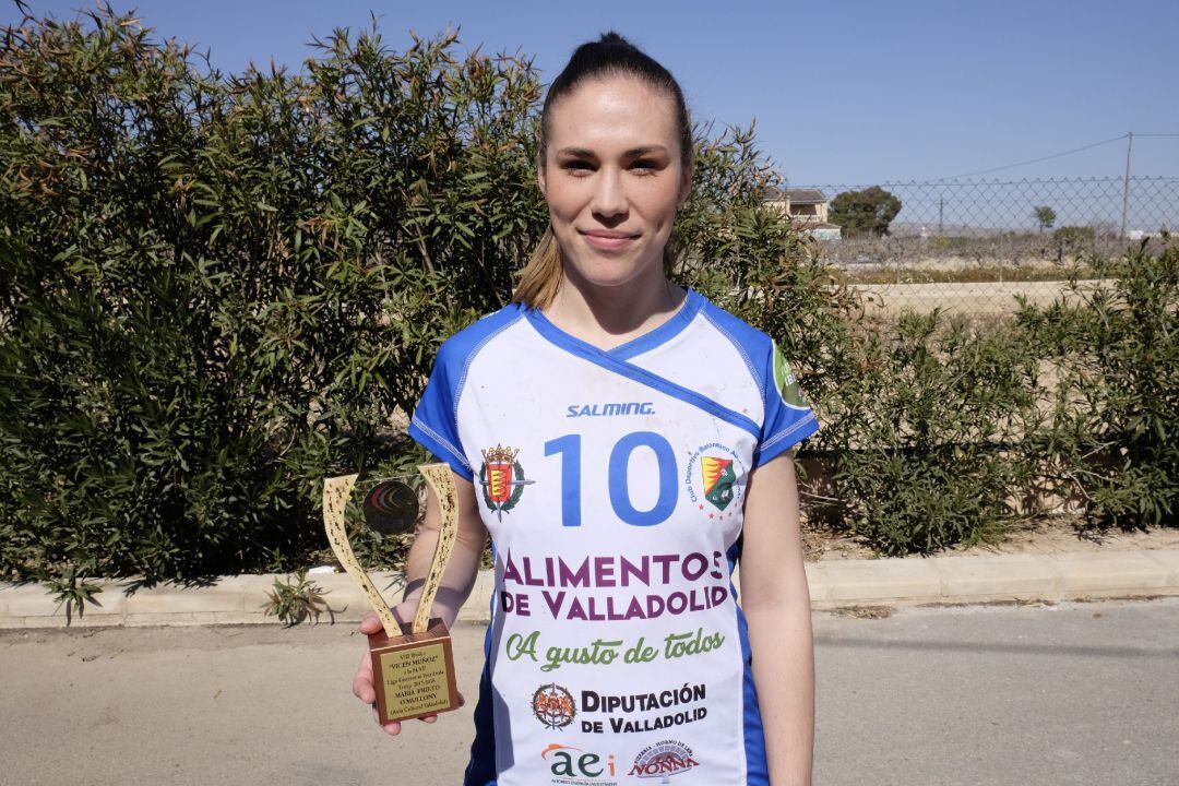 Maria Prieto con el Trofeo "Vicen Muñoz" a la mejor jugadora de la pasada temporada en la Liga Guerreras Iberdrola