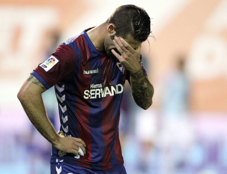 El defensa del Eibar, Lillo, se lamenta tras la derrota ante el Celta.