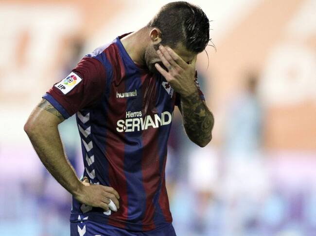 El defensa del Eibar, Lillo, se lamenta tras la derrota ante el Celta.