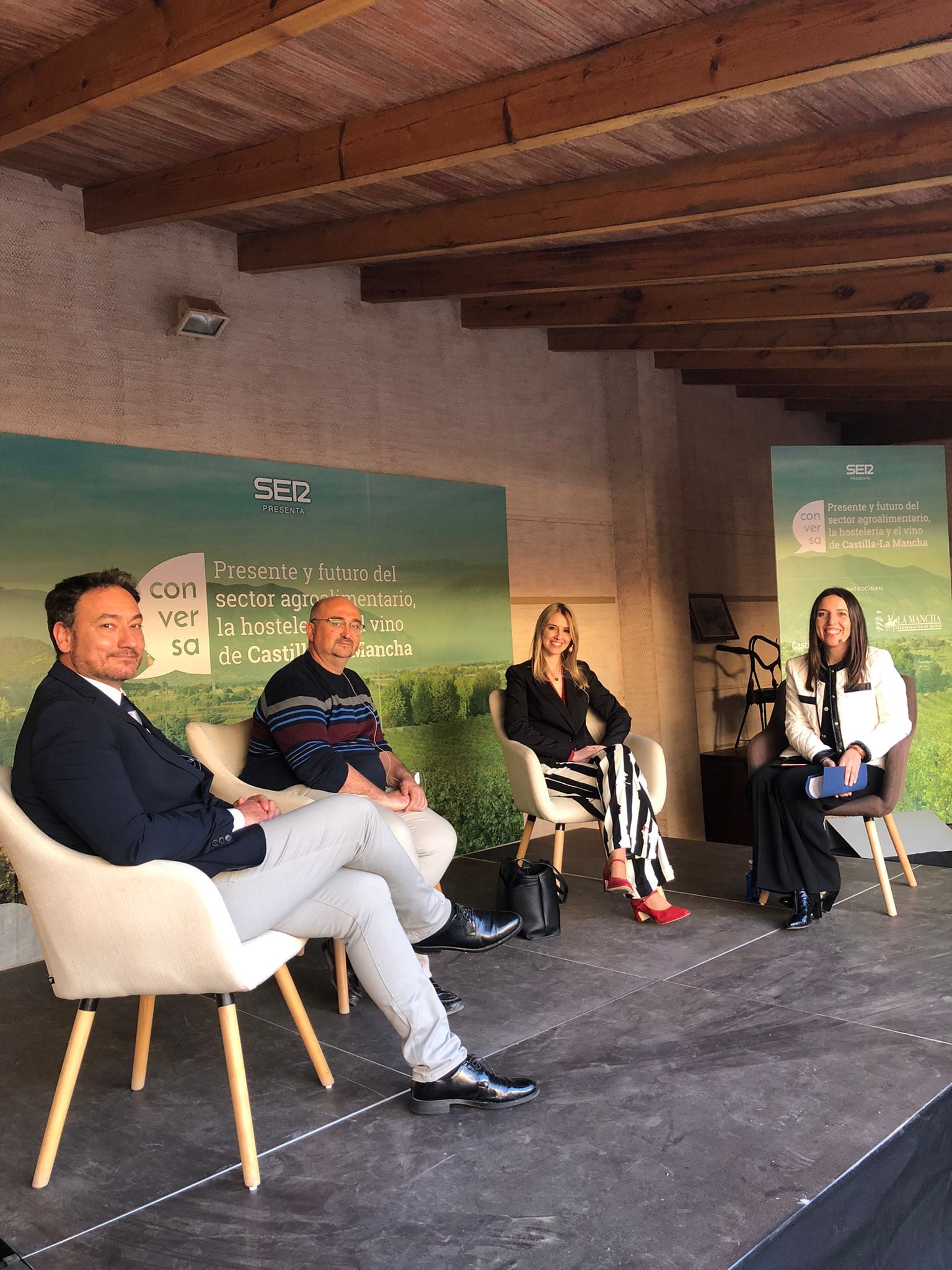 Agustín Cacho, periodista de SER Ciudad Real, junto a la jefa de Contenidos de SER Castilla La Mancha, Gema Molina y algunos participantes en un foro de SER Castilla La Mancha dedicado al sector agroalimentario