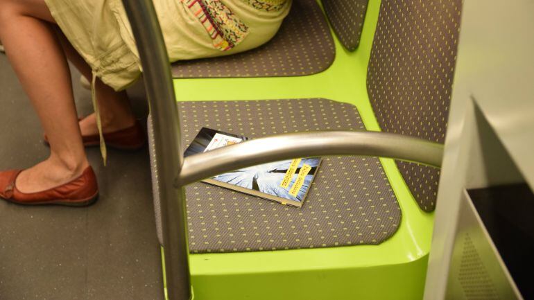 Uno de los libros depositados en el Metro de Valencia