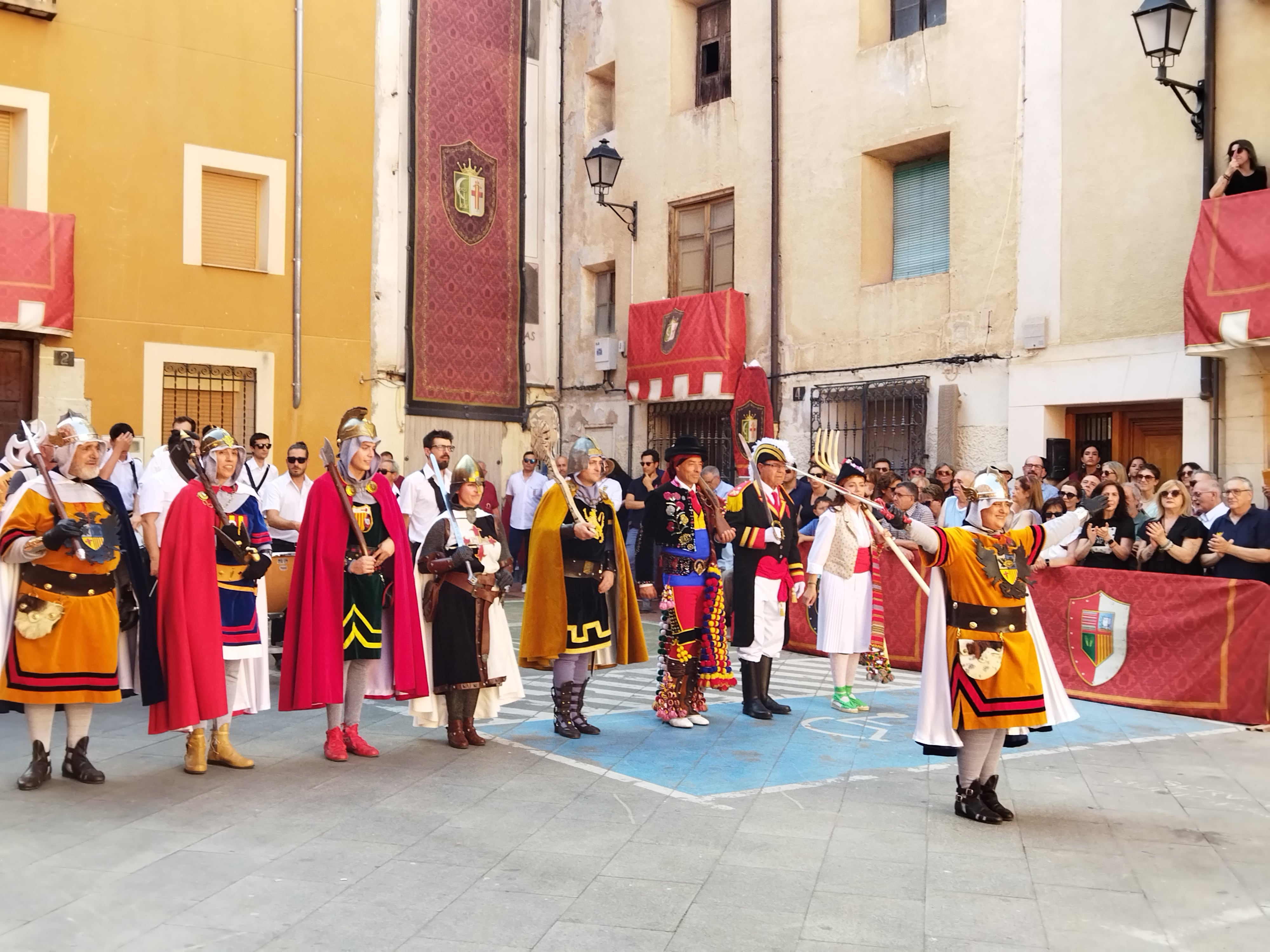 Los publicadores del bando cristiano con su formadora Sandra Oltra Mollá (Creuats).