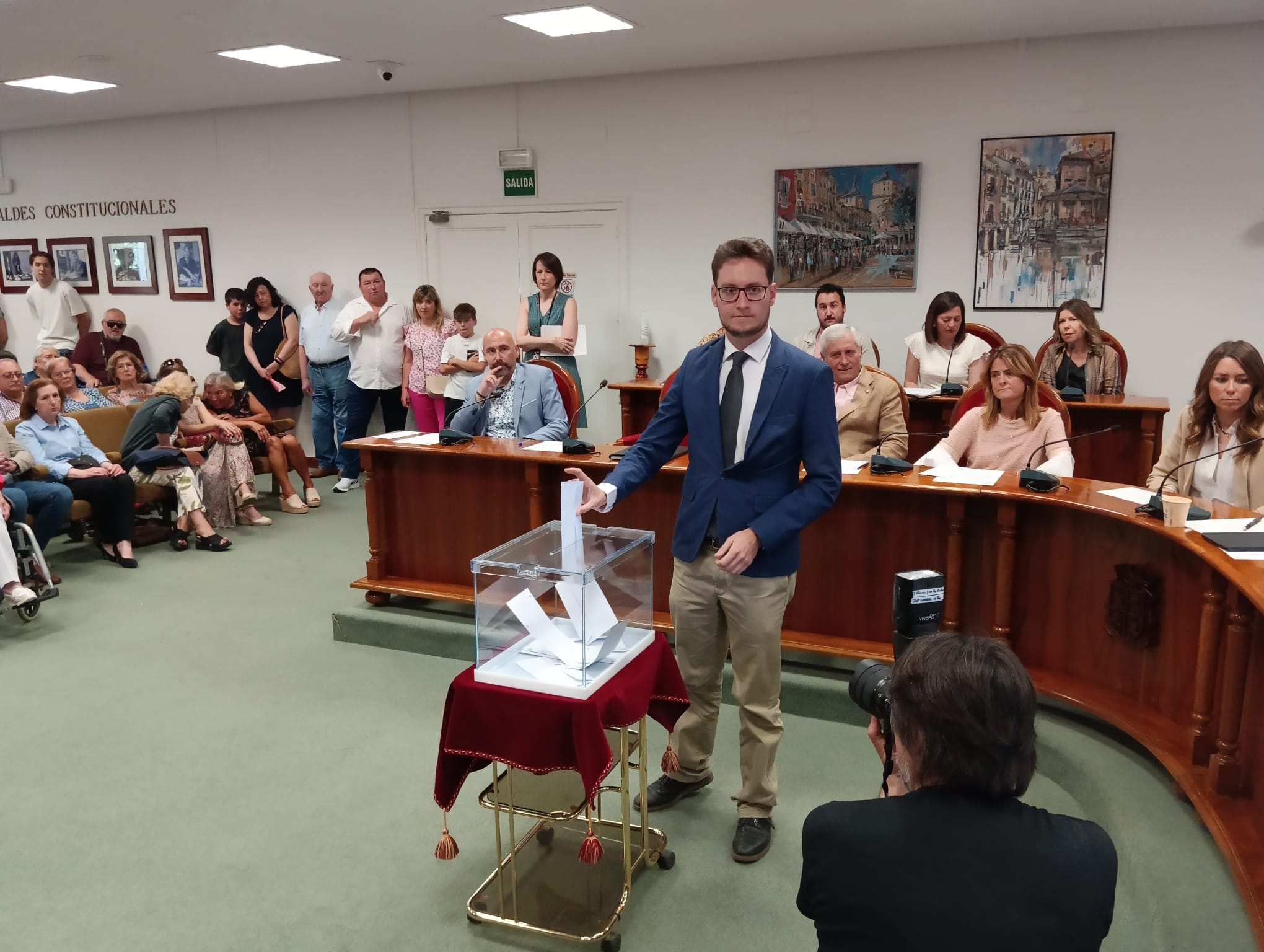 Antonio Linaje en el momento de la votación