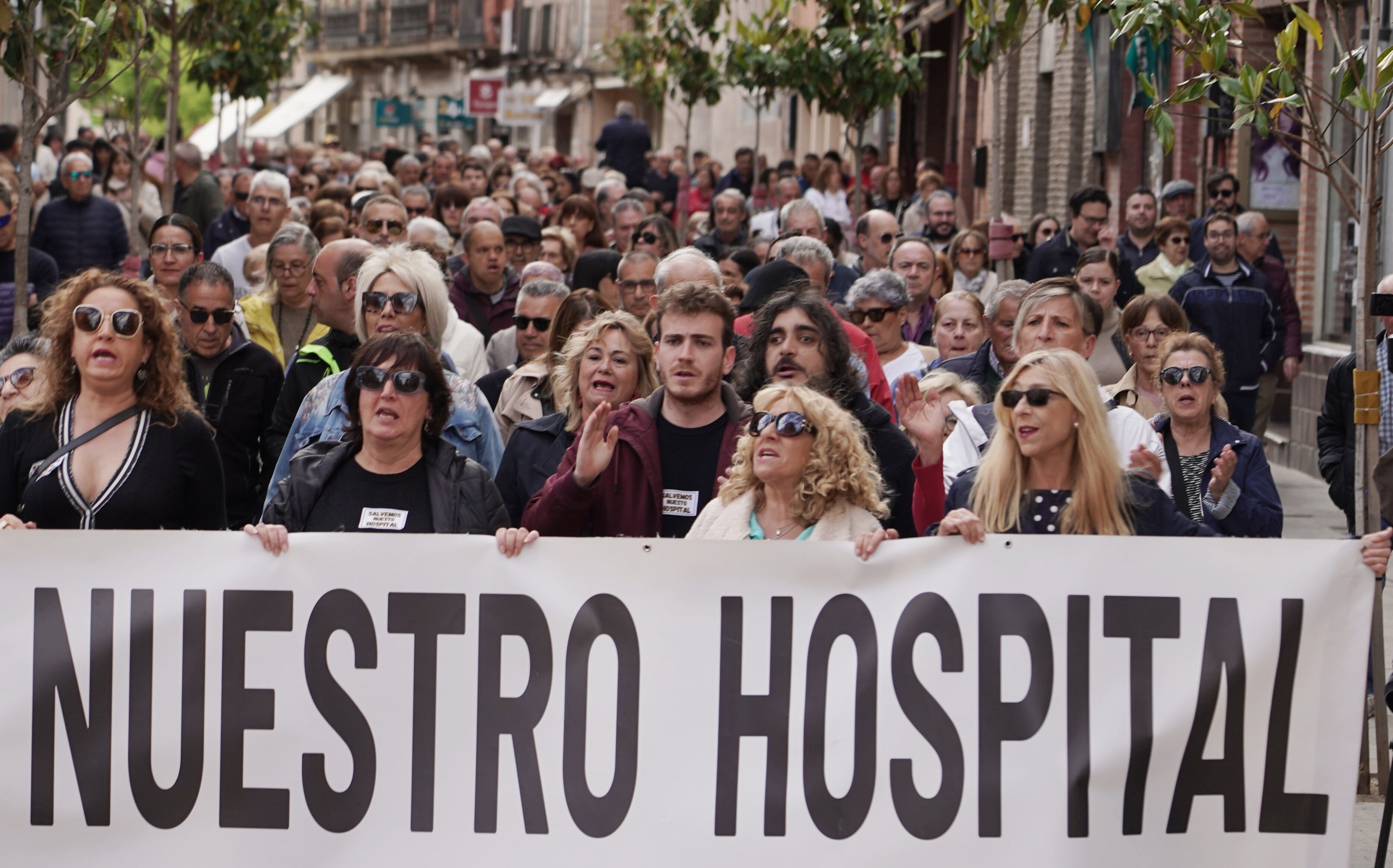 Centenares de personas participan en Medina del Campo (Valladolid) en una manifestación en defensa del hospital de esta localidad