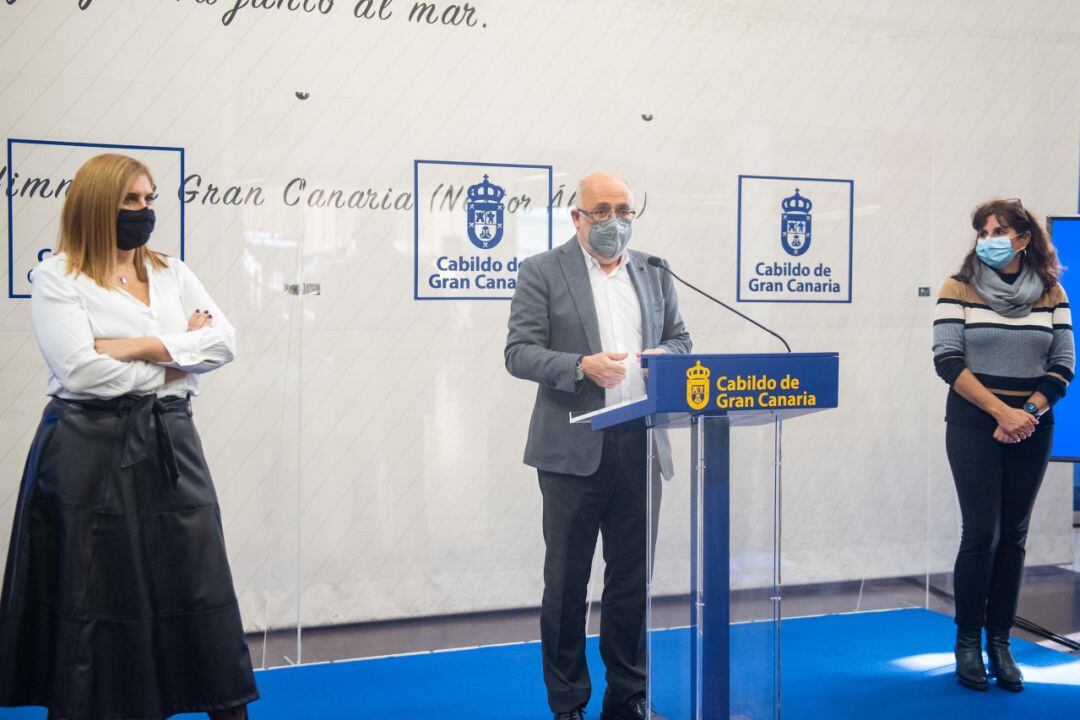 El presidente del Cabildo de Gran Canaria, Antonio Morales; junto a la vicepresidenta, Concepción Monzón; y la consejera de Política Social, Isabel Mena; durante la rueda de prensa.