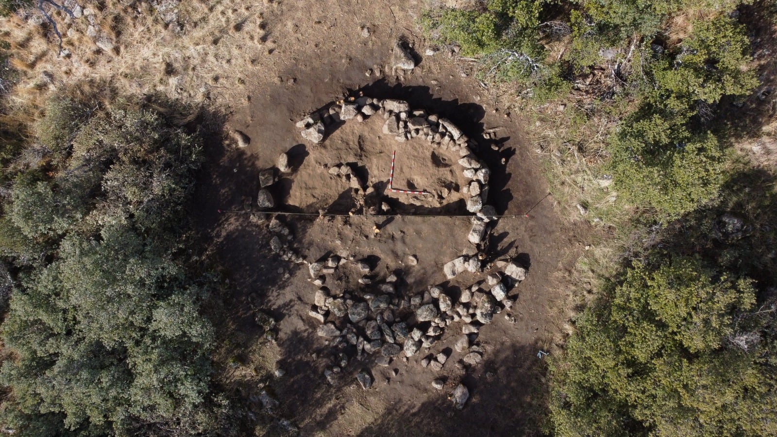 Túmulo funerario excavado